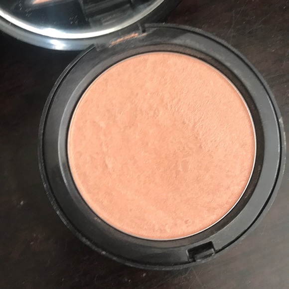 Bobbi Brown Illuminating Bronzing Powder - Picture 2 of 2
